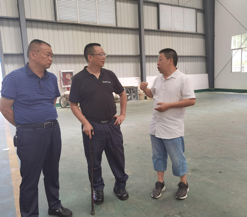 图片3: 调研组在沿河县谯家镇四季果蔬农民专业合作社了解转股分红工作.png